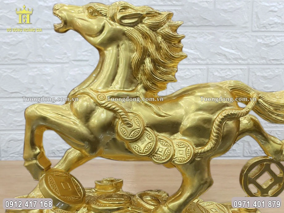 Bờm ngựa được chạm khắc mềm mại, uốn lọn